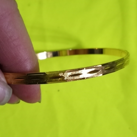 Goldtone diamond cut textured Bangle bracelet large size - Picture 1 of 4